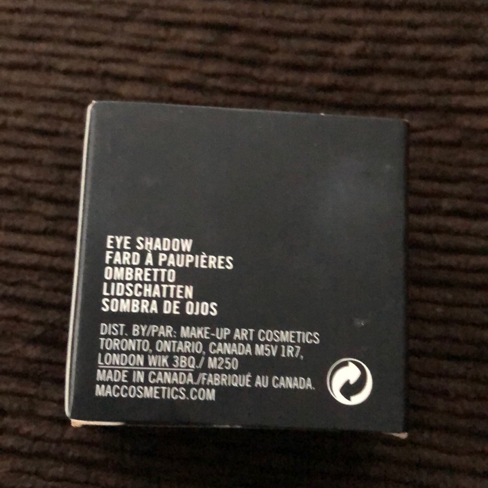 Mac Cosmetics - Picture 2 of 3